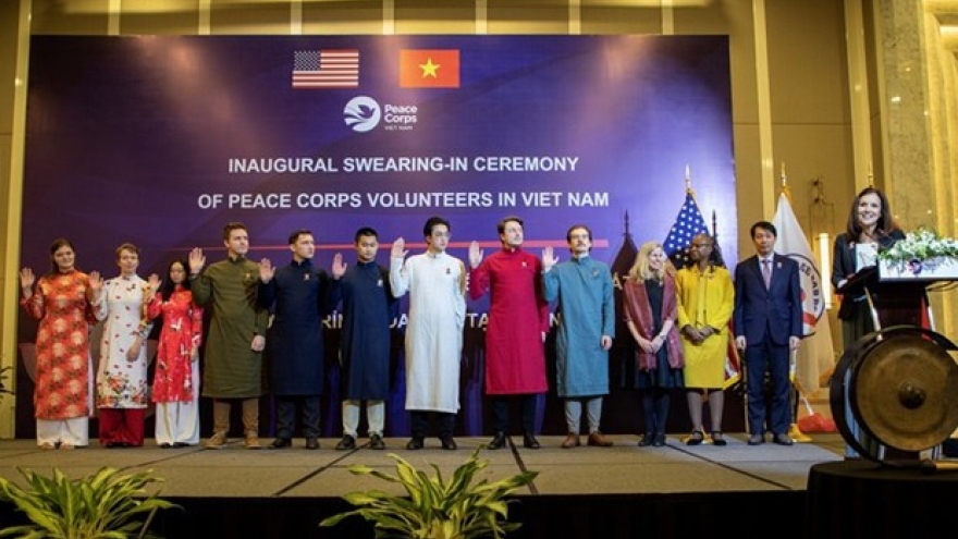 US Peace Corps volunteers take oaths in Hanoi